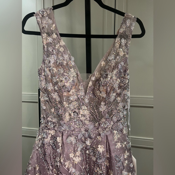 ✨Host Pick✨ A-line gown with embroidered flowers and intricate beading - Picture 8 of 9